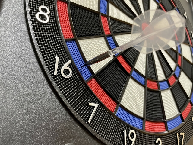 ダーツボードに刺さったダーツ