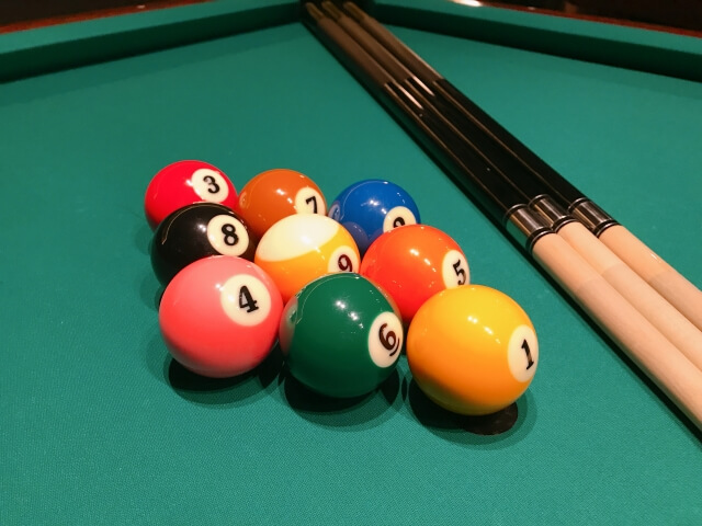 ビリヤードのボールとキュー