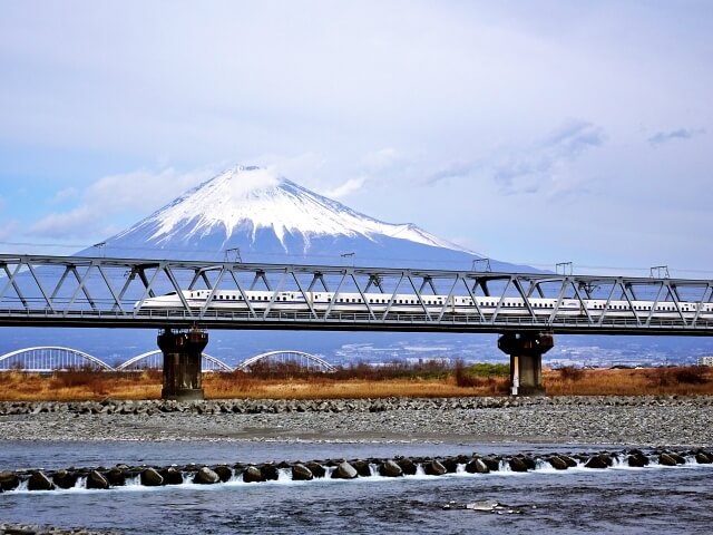 橋の上を走る新幹線