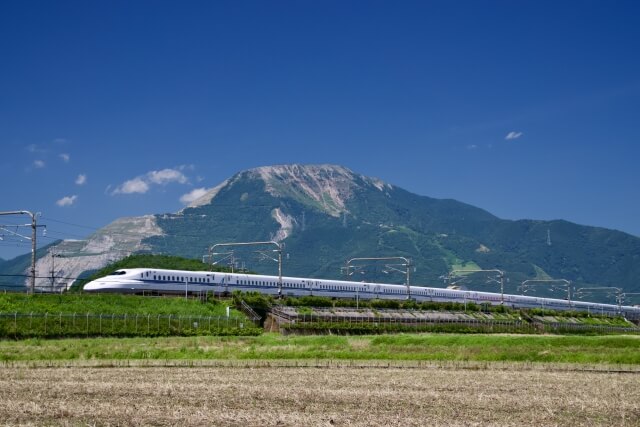 新幹線と伊吹山