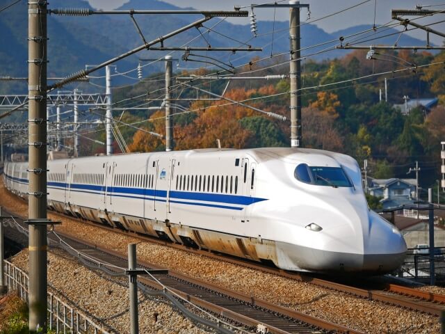 走っている新幹線