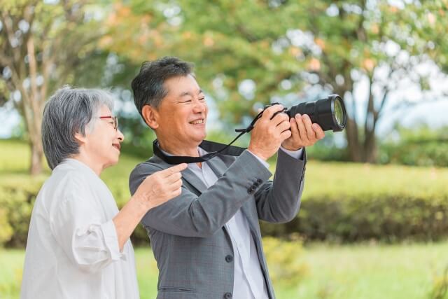 カメラ撮影をするシニア男性と女性