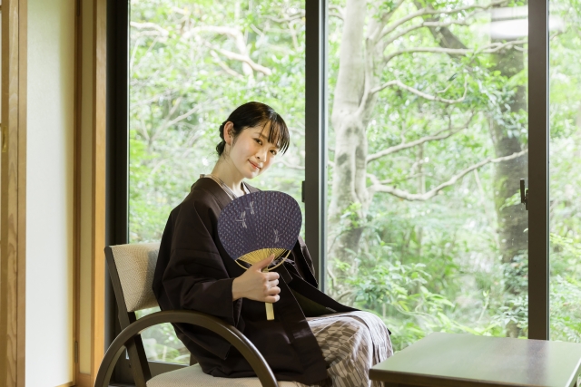 旅館でくつろぐ女性