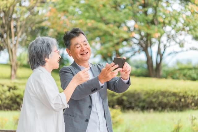 スマホを一緒に見る夫婦