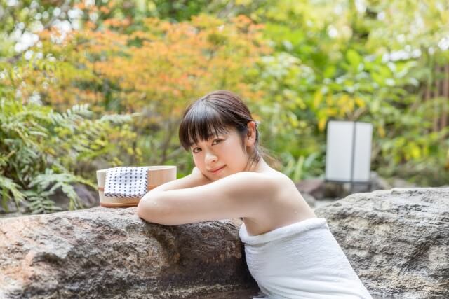 温泉でくつろぐ女性