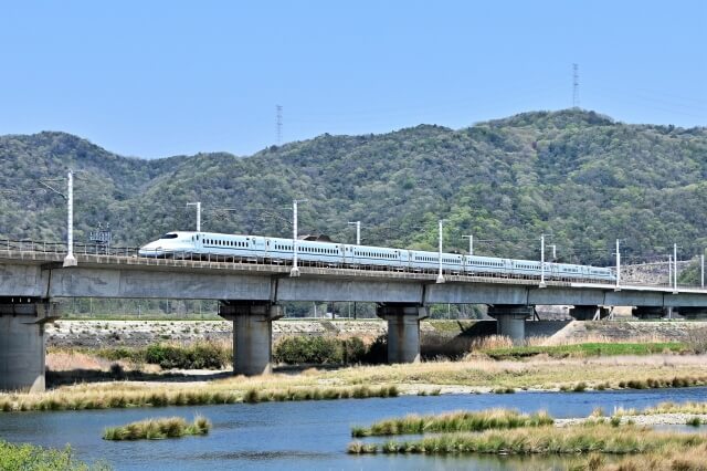 橋の上を走る山陽新幹線