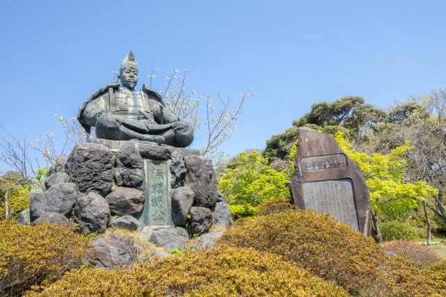 源氏山公園の頼朝の像