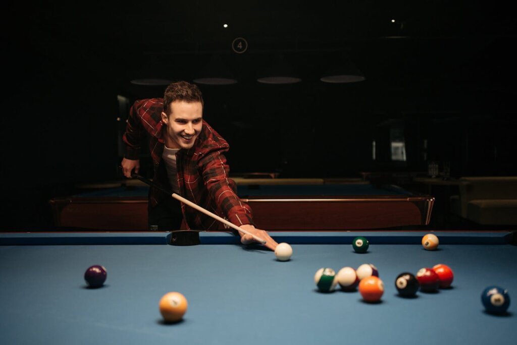 ビリヤードをプレイする男性