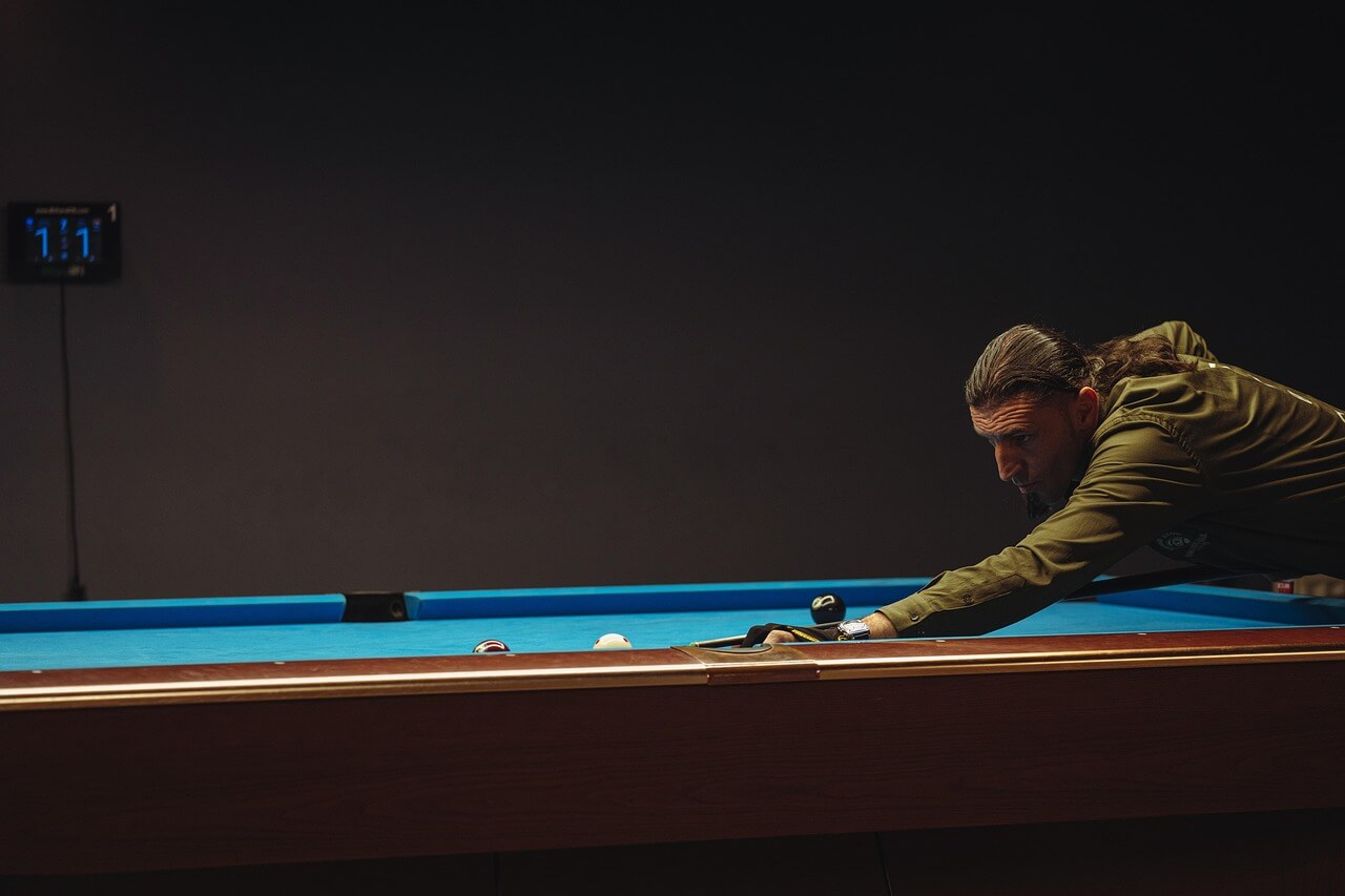 ビリヤードをプレイする男性