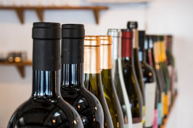 並べられたワインボトル