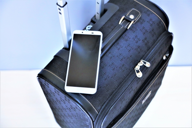 スーツケースとスマートフォン