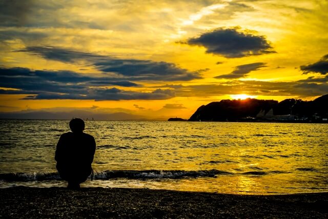 逗子海岸の夕暮れ風景