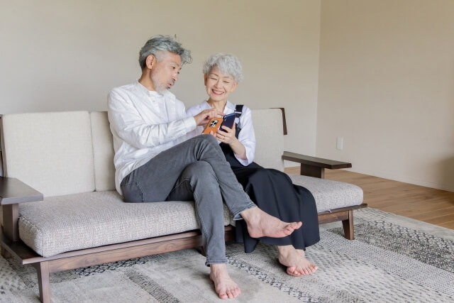 スマホを見るシニアカップル